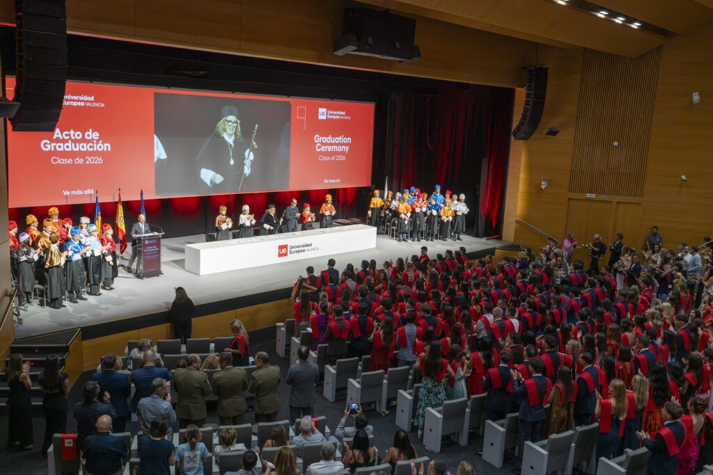 La Universidad Europea de Valencia gradúa a una nueva generación de profesionales marcada por la innovación y el impacto social 10 0211 RECTORA