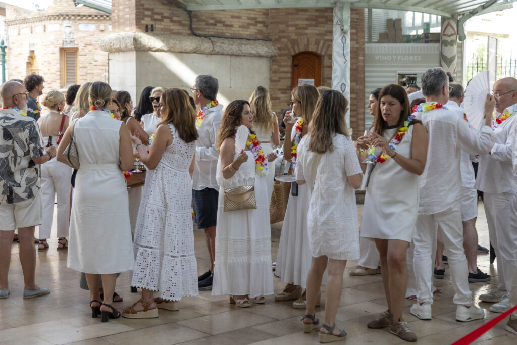 Ambientazo en la Fiesta Blanca del Mercado de Colon