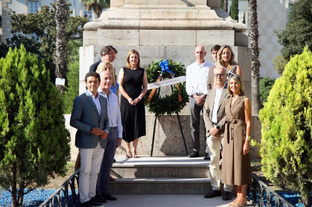 El Ayuntamiento de Valencia deposita una corona de laurel ante la estatua de Jaume I en el 750 aniversario de su fallecimiento 1