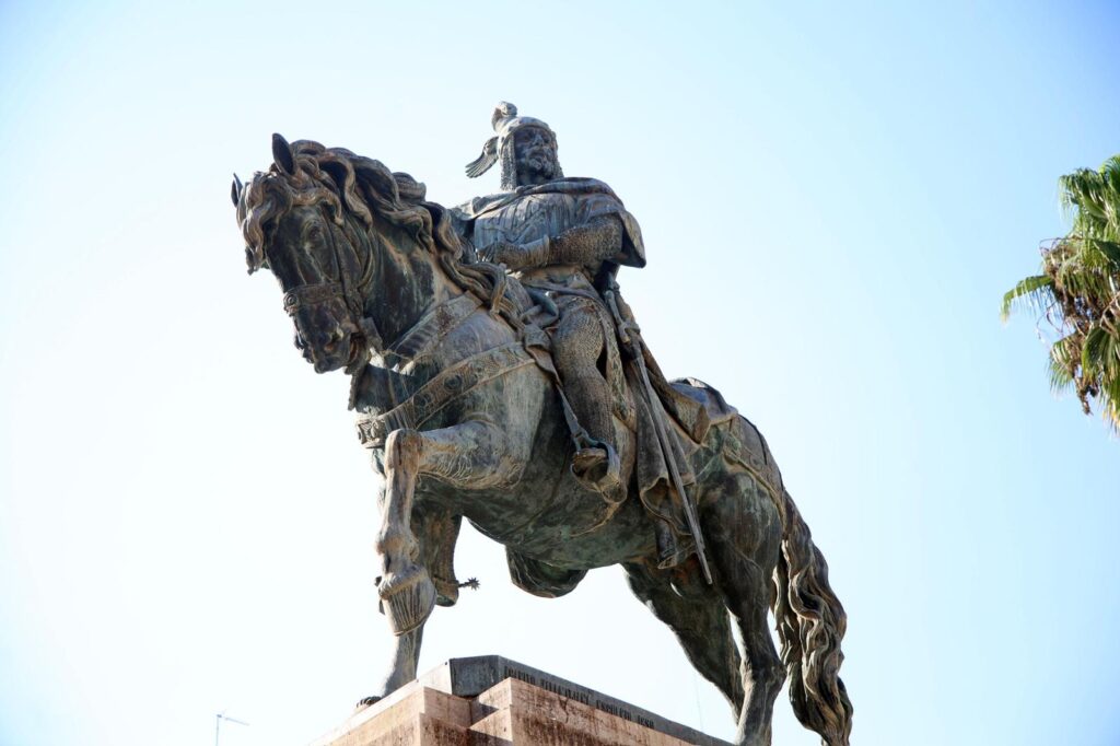 El Ayuntamiento de Valencia deposita una corona de laurel ante la estatua de Jaume I en el 750 aniversario de su fallecimiento 2
