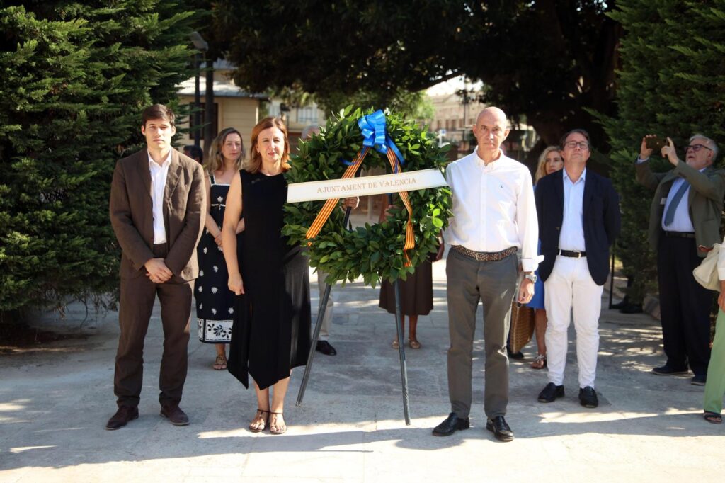 El Ayuntamiento de Valencia deposita una corona de laurel ante la estatua de Jaume I en el 750 aniversario de su fallecimiento 3