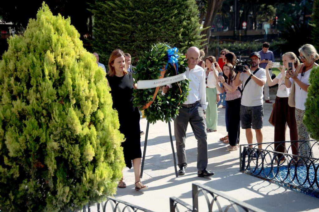 El Ayuntamiento de Valencia deposita una corona de laurel ante la estatua de Jaume I en el 750 aniversario de su fallecimiento 4