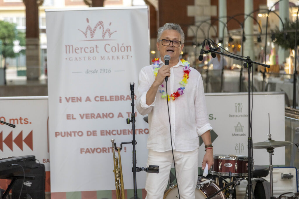 El presidente del Mercado de Colon dando la bienvenida a los valencianos