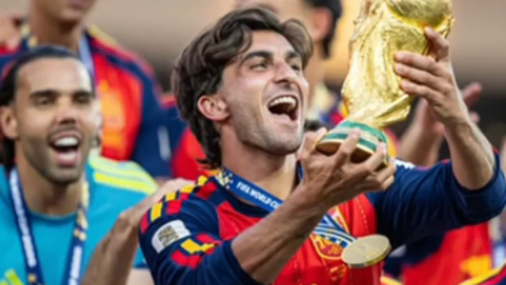 Fernando García, el peluquero valenciano talismán de la selección española que acompañó a los campeones del mundo 19 Fernando Garcia el peluquero talisman de la seleccion espanola que acompano a los campeones del mundo 2