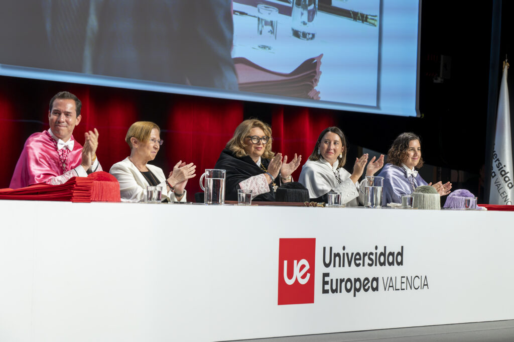 La Universidad Europea de Valencia gradúa a una nueva generación de profesionales marcada por la innovación y el impacto social 4 MESA PRESIDENCIAL APLAUSOS
