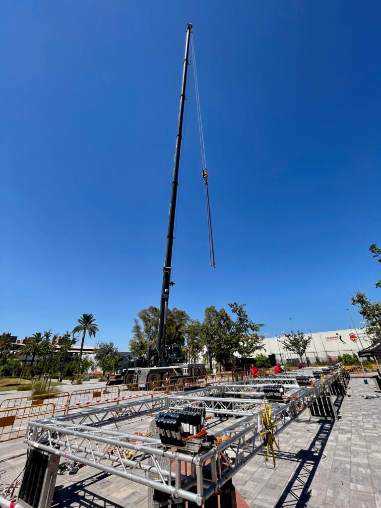 Vulcanum el espectaculo que transformo el cielo de Valencia con una gigantesca estructura suspendida a 25 metros de altura 2