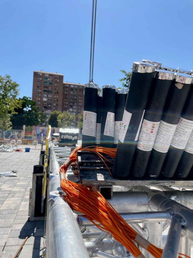 Vulcanum el espectaculo que transformo el cielo de Valencia con una gigantesca estructura suspendida a 25 metros de altura 4