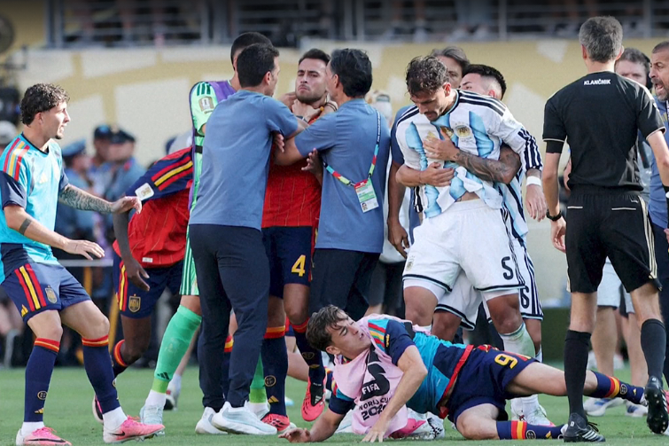 La FIFA abre un expediente disciplinario para investigar los incidentes protagonizados por Argentina tras la final del Mundial 5 incidentes peleas guarros protagonizados por Argentina tras la final del Mundial 5