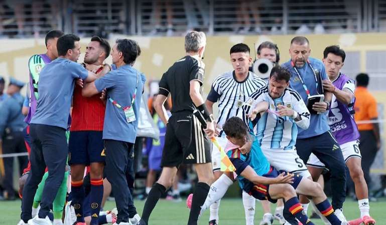La FIFA abre un expediente disciplinario para investigar los incidentes protagonizados por Argentina tras la final del Mundial 9 incidentes peleas guarros protagonizados por Argentina tras la final del Mundial 9