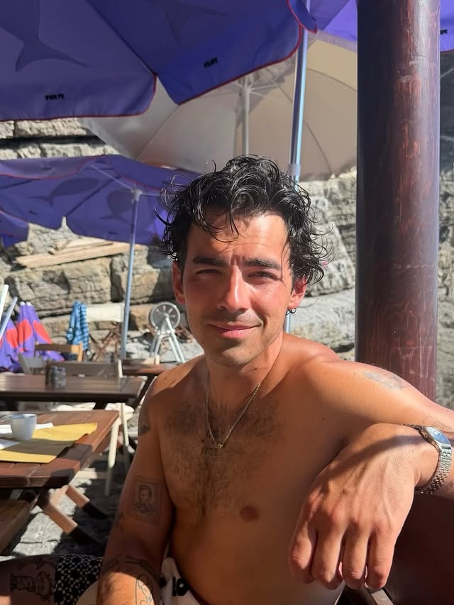 Los Jonas Brothers cuentan cómo fue su verano en la Comunitat Valenciana: «Parecía un episodio de Black Mirror» 2 36007e2fe96478cb70047ff20ce0b3950c72b5a2