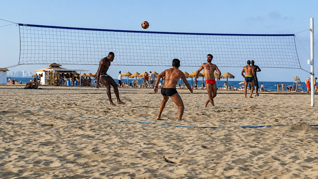 La playa de Valencia se convierte en un gran gimnasio al aire libre: deporte, baile y ocio desde primera hora hasta la noche 3 La playa de Valencia se convierte en un gran gimnasio al aire libre 1