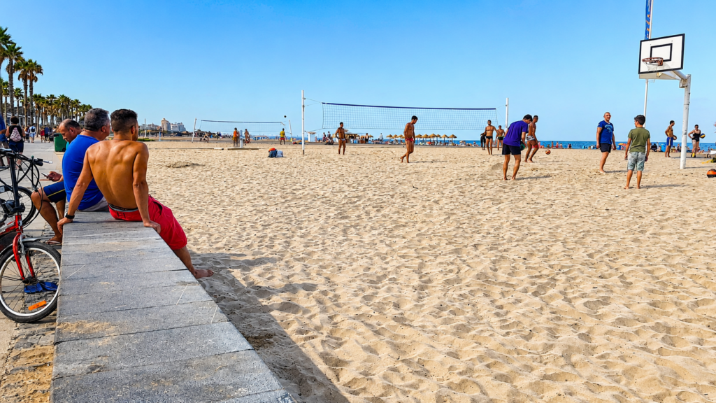 La playa de Valencia se convierte en un gran gimnasio al aire libre: deporte, baile y ocio desde primera hora hasta la noche 2 La playa de Valencia se convierte en un gran gimnasio al aire libre 2