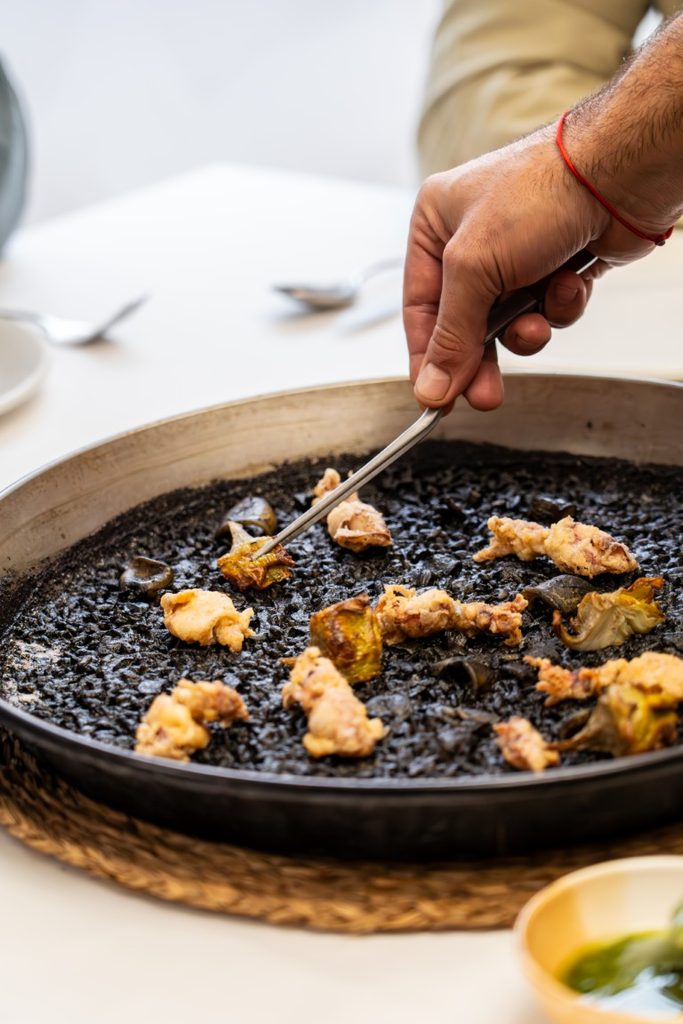 AL GRANO ARROZ NEGRO CON CHIPIRONES 1 Mediana