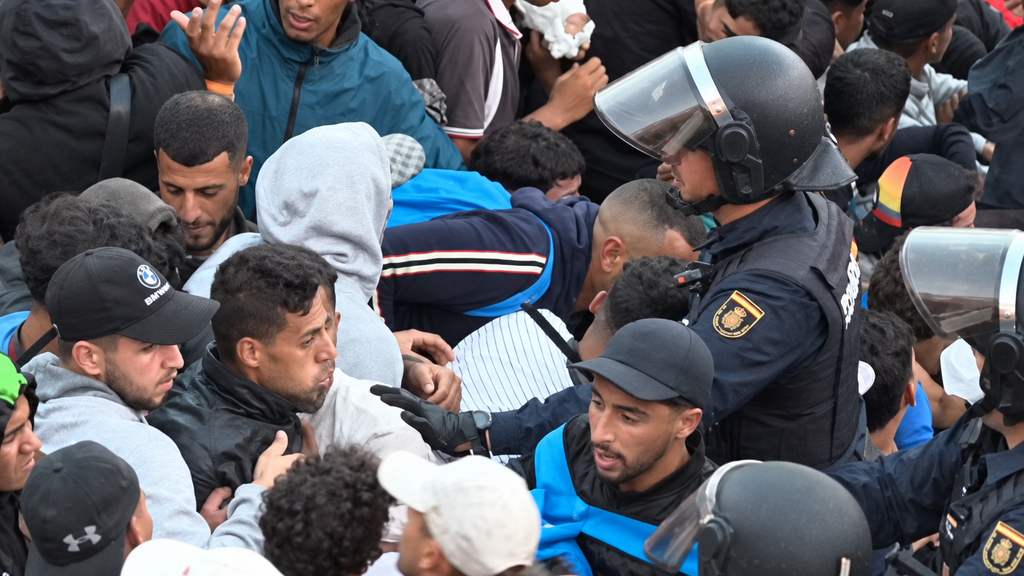 Ceuta traslada a 1.700 migrantes al puerto entre tensión y choque político: aún quedan entre 3.000 y 4.000 sin alojamiento 2 Ceuta traslada a 1.700 migrantes al puerto entre tension y choque politico 3