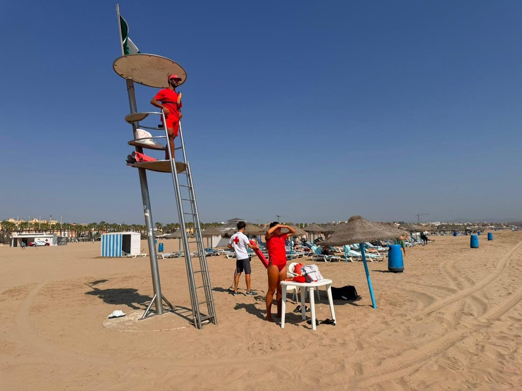 Los socorristas de las playas de Valencia 1