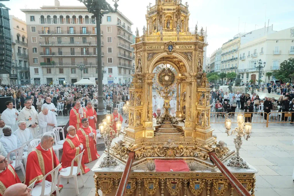 La historica Custodia recorre Valencia en una celebracion del Santo Caliz centrada en la caridad 1