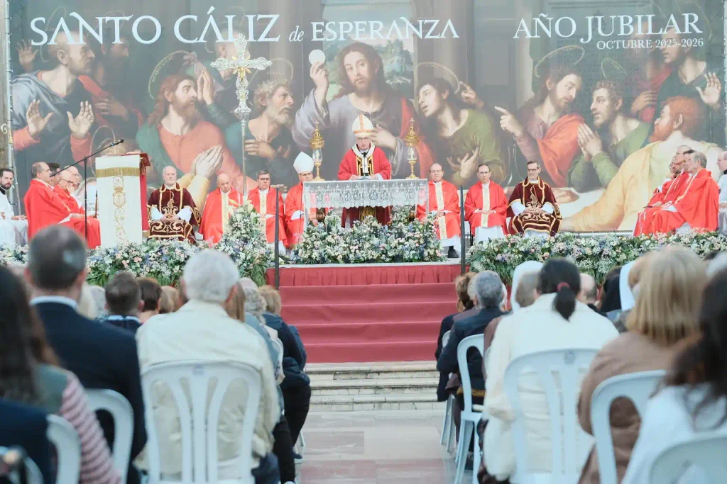 La historica Custodia recorre Valencia en una celebracion del Santo Caliz centrada en la caridad 3
