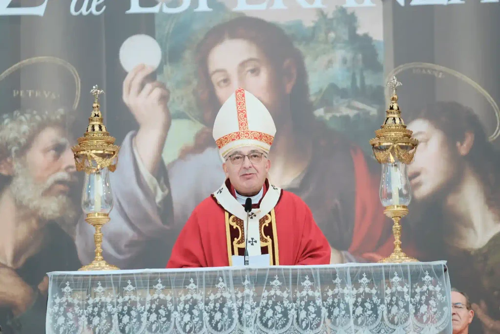 La historica Custodia recorre Valencia en una celebracion del Santo Caliz centrada en la caridad 4
