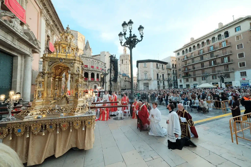 La historica Custodia recorre Valencia en una celebracion del Santo Caliz centrada en la caridad 5