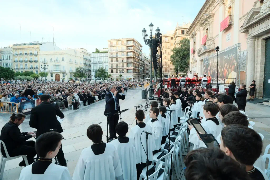 La historica Custodia recorre Valencia en una celebracion del Santo Caliz centrada en la caridad 6